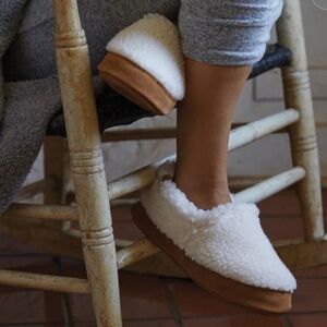 Acorn Womens Moc White Faux Fur Slip On COMFY Loafer Slippers Shoes NWT 6.5-7.5